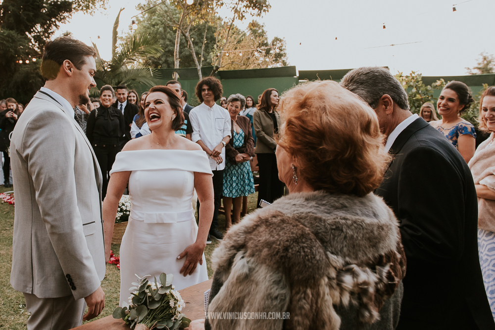 Noivos sorrindo na cerimônia de casamento no espaço Estação Gaia, pelo fotógrafo de casamento, Vinicius Donha 
