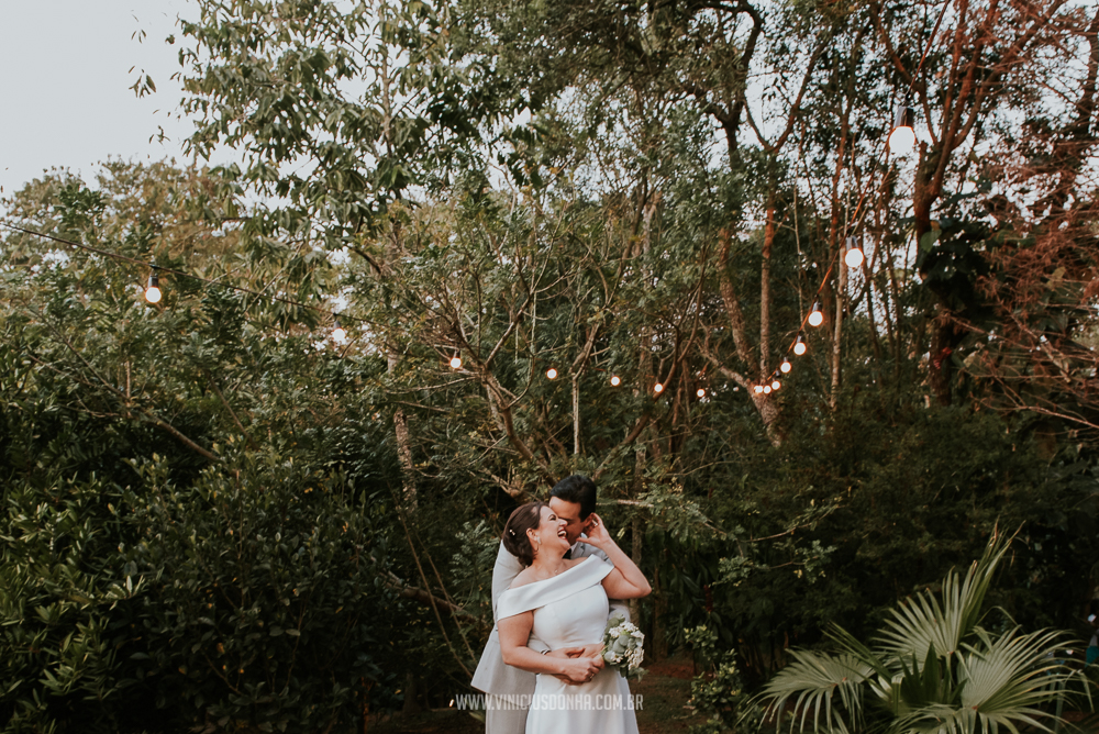 Luzes de gambiarra para casamento fotografadas pelo fotógrafo de casamento Vinicius Donha no casamento no estação Gaia