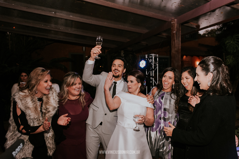 Festa de casamento na pista de dança durante o casamento no estação Gaia fotografado pelo fotógrafo de casamento Vinicius Donha