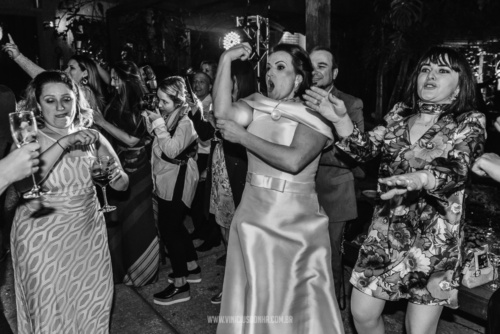 Dança com as madrinhas e seus vestidos de madrinhas na pista de dança no espaço estação Gaia