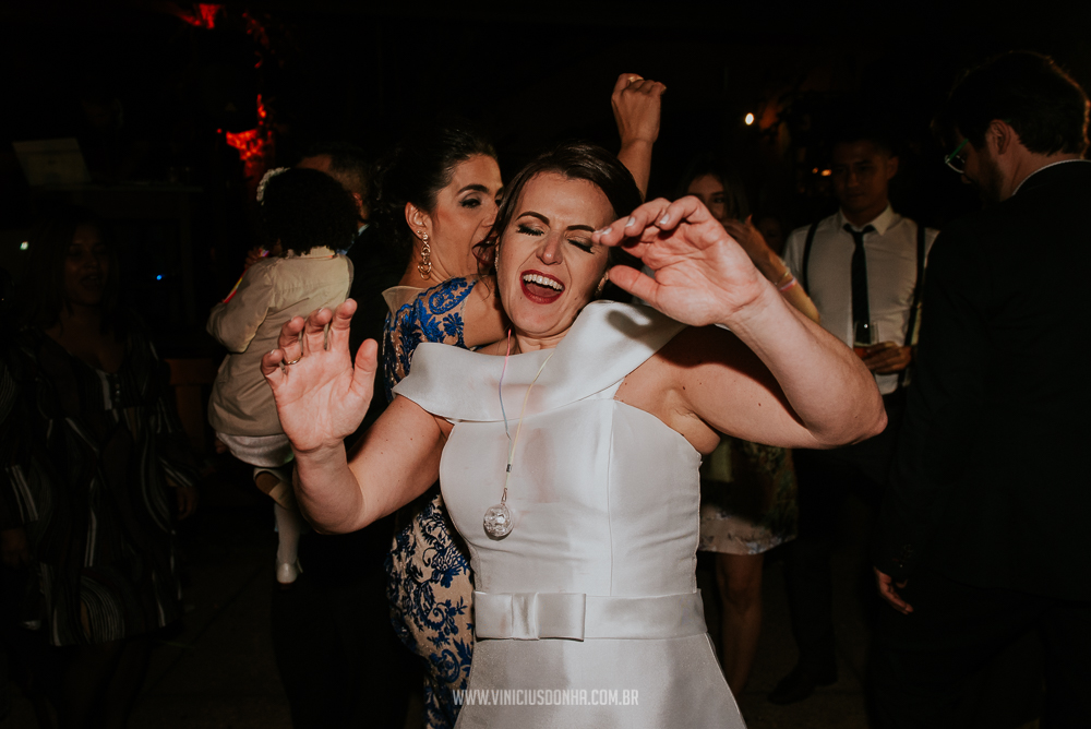 Noiva e madrinha dançando na pinta do espaço estação Gaia fotografadas pelo fotógrafo de casamento, Vinicius Donha