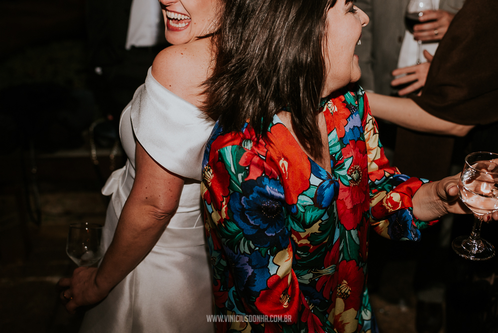 Dança da noiva em sua festa de casamento com a madrinha e seu vestido de madrinha no espaço estação Gaia, fotografada pelo fotógrafo de casamento , Vinicius Donha