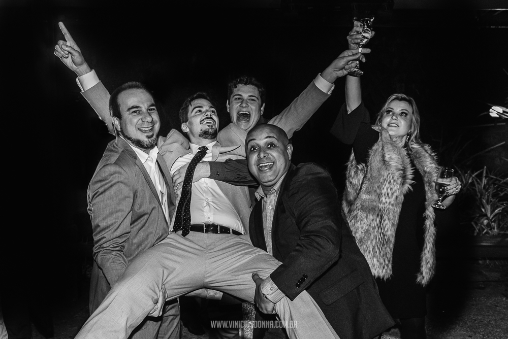 Vinicius Donha, fotógrafo de casamento, fotografando Noivo e padrinhos em festa de casamento no estação gaia