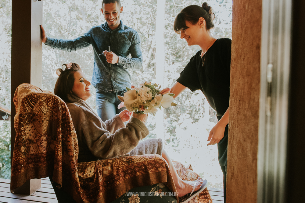 Noiva recebendo bouquet de noiva no espaço Estação Gaia