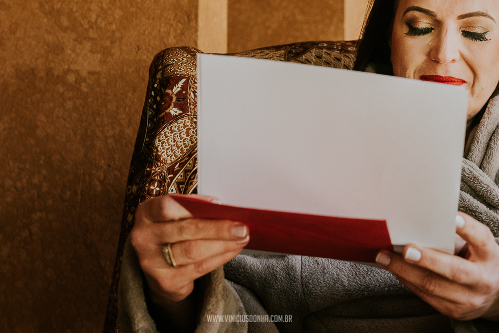 Noiva lendo carta no making off de noiva no espaço Estação Gaia