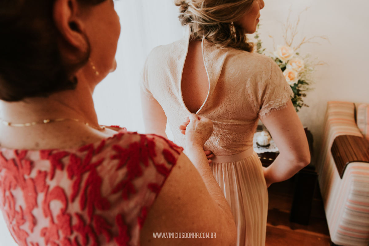 Making of de noiva com seu vestido de noiva para casamento no restaurante cantaloup, pelo fotógrafo de casamento Vinicius Donha