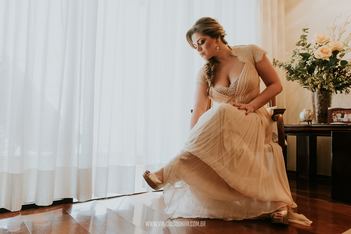 Noiva, seu vestido de noiva e sapato de noiva no making of, para casamento no restaurante cantaloup, fotografada pelo fotógrafo de casamentos Vinicius Donha fotografia