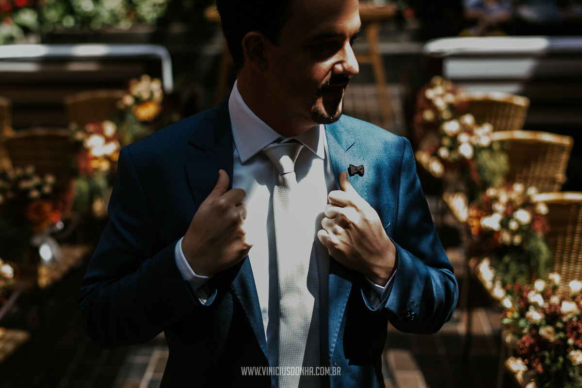 Terno de casamento, fotografado pelo fotógrafo de casamento Vinicius Donha no making of no restaurante cantaloup