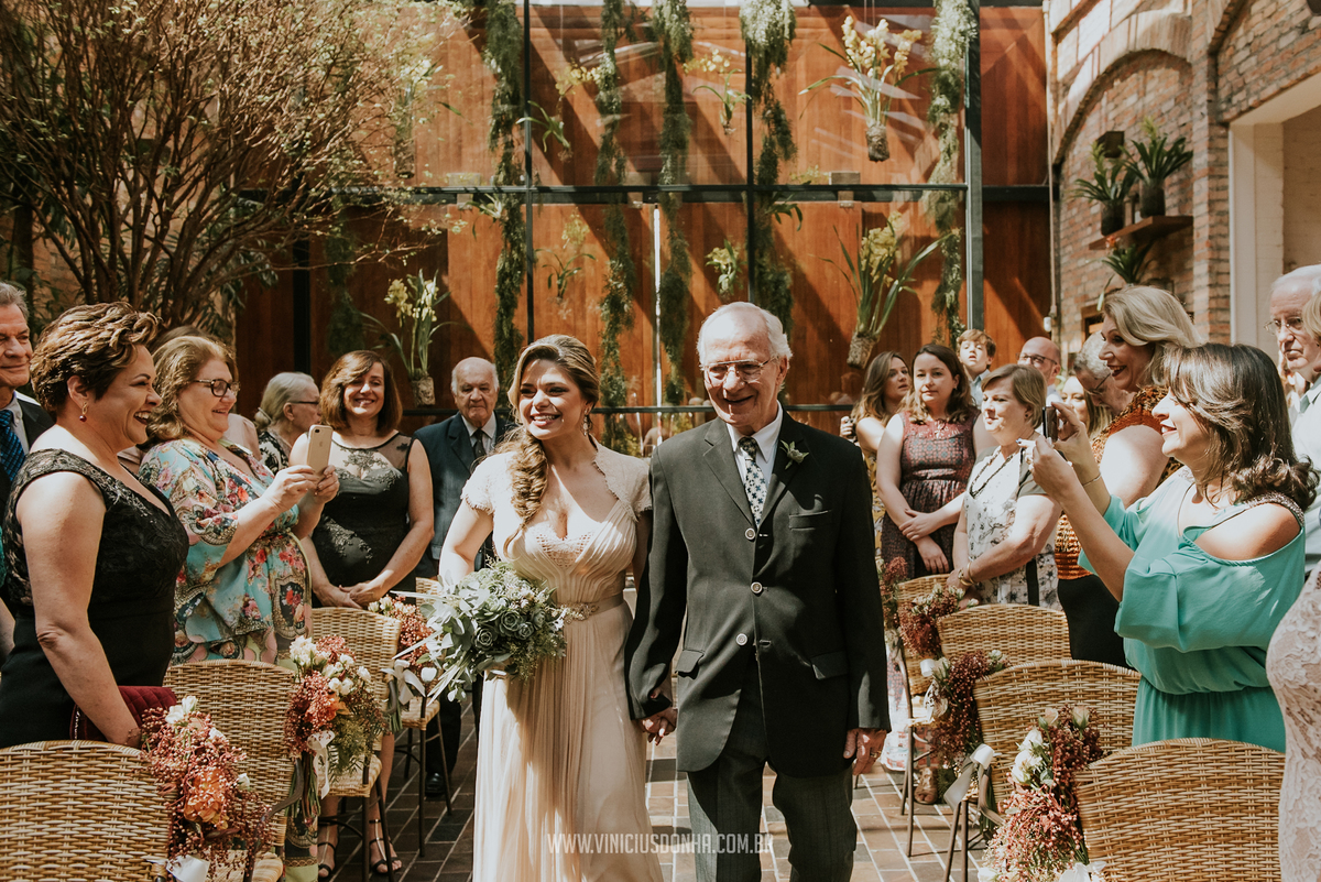 Entrada da noiva com seu bouquet de noiva no restaurante Cantaloup