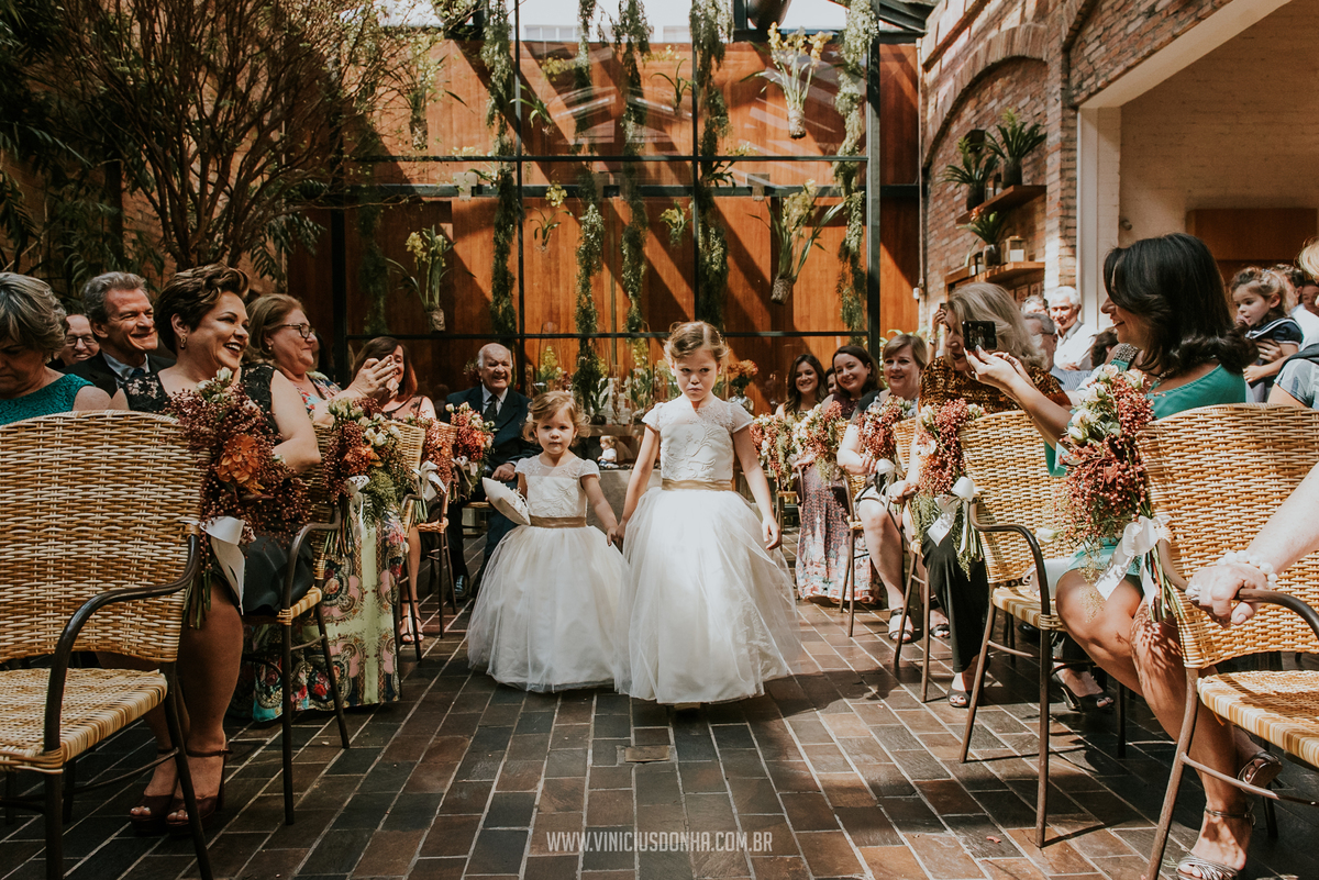 Entrada das alianças de casamento na cerimônia de casamento no restaurante Cantaloup, pelo fotógrafo Vinicius Donha