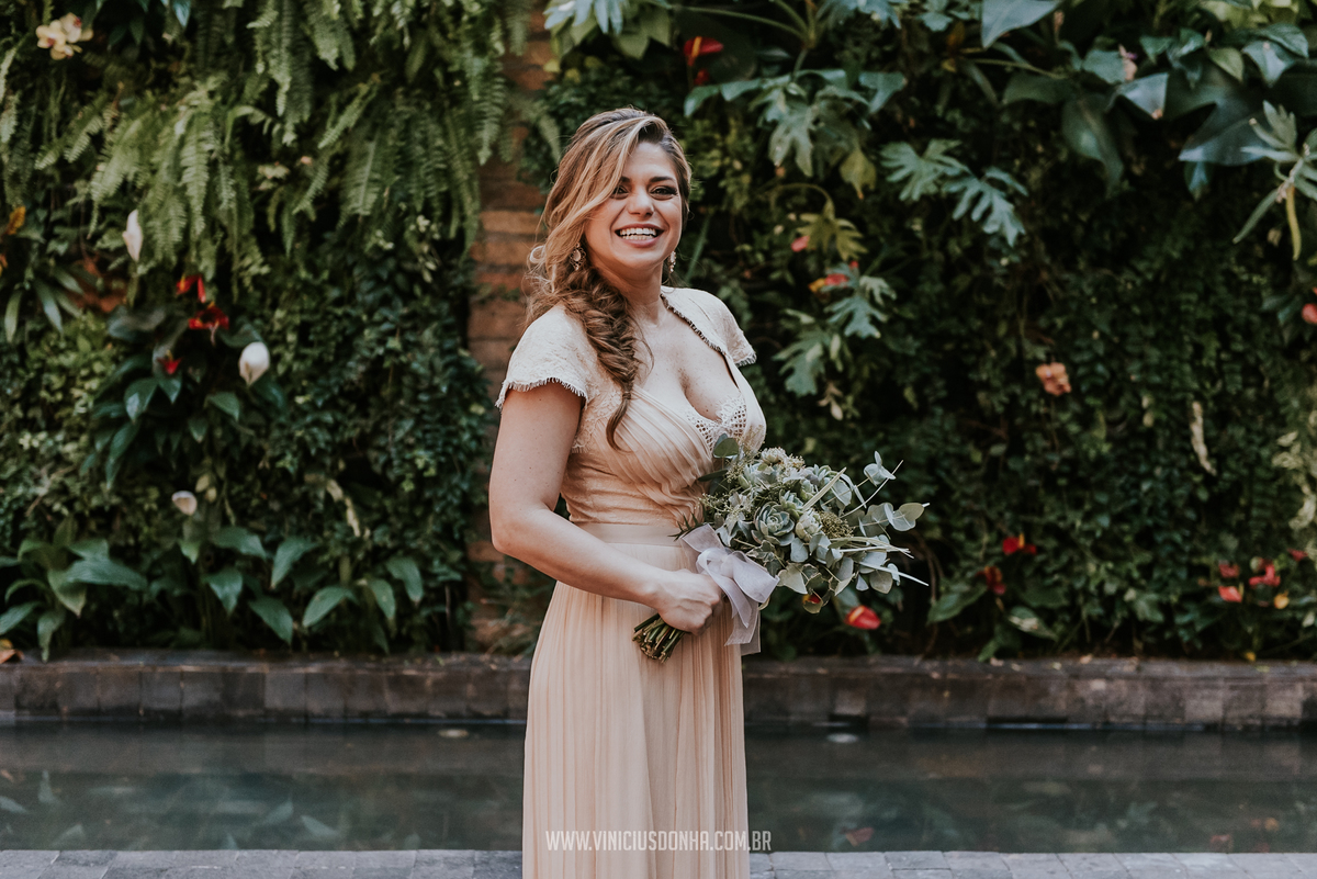 Noiva com seu bouquet de noiva e vestido de noiva no restaurante Cantaloup, fotografada pelo fotógrafo de casamento, Vincius Donha fotografia