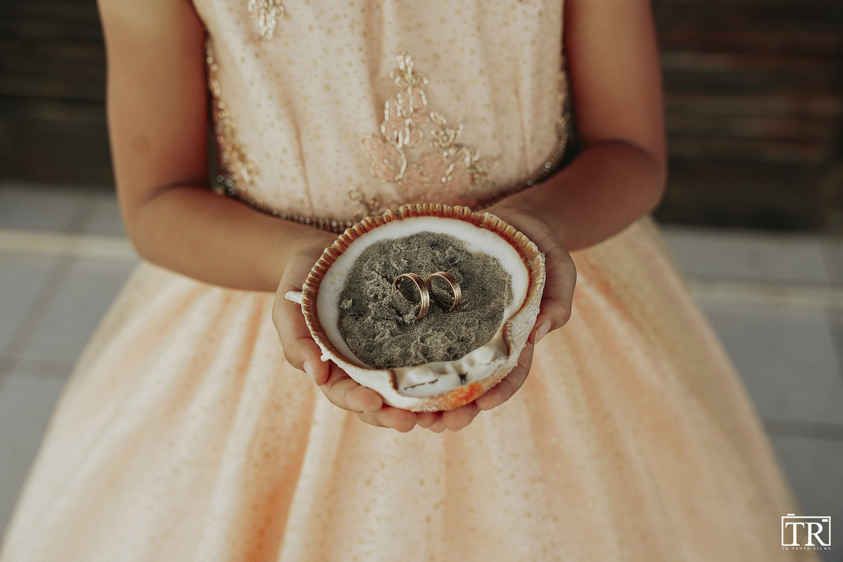 Casamento Casa Valhall Cumbuco CE entrada alianças - Raquel e Vasco