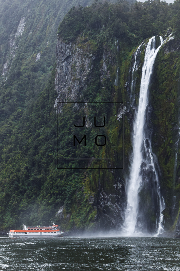 Cascadas y fiordos en Milford Sounds