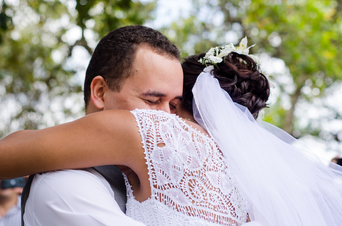 casamento-diurno-casamento-no-campo-aldeia-recife--cerimonia-noivos-hora-do-beijo-beijo-o-beijo-isabela-lucena-fotografia-1