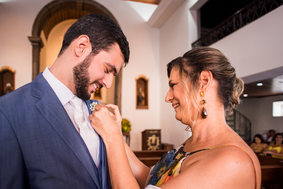 mãe colocando lapela no noivo casamento de dia na igreja da pracinha de boa viagem