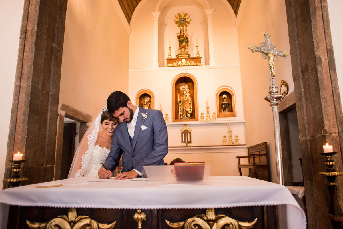 assinatura dos papeis do casamento de dia na igreja da pracinha de boa viagem recife pe