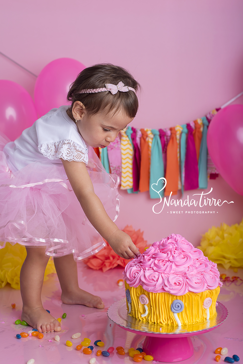 bebê-baby-fotografia-fotógrafo-foto-book-ensaio-fotográfico-estúdio-nanda-tirre-photo-criança-cake-smash-the-primeiro-aniversário-aninho-festa-mãe-pai-rio-de-janeiro-rj-doce-bolo-photography-photographer-RJ-um-1-parabéns-bagunça-sessão-splash-banho-comer