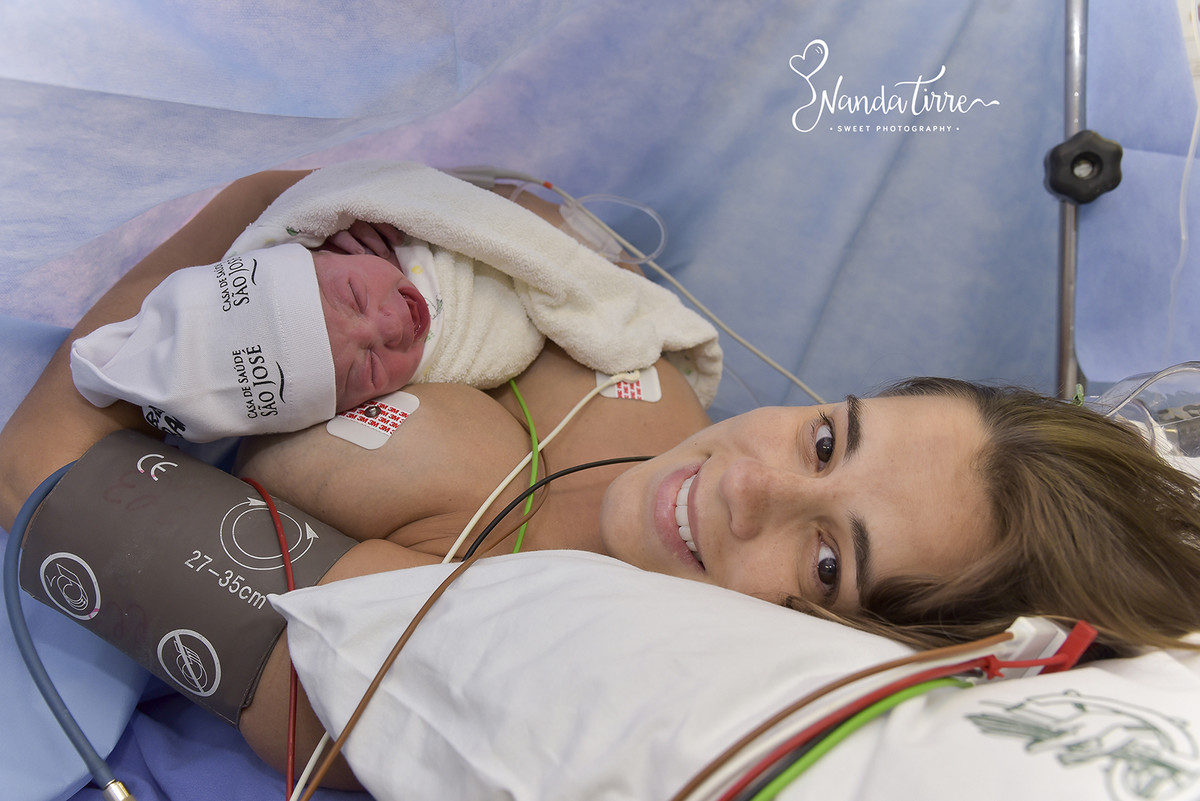newborn-recem-nascido-bebê-baby-fotografia-fotógrafo-foto-book-ensaio-fotográfico-estúdio-nanda-tirre-photo-maternidade-perinatal-cssj-mãe-pai-grávida-gravidez-gestante-gestação-rio-de-janeiro-rj-parto-amamentação-photography-RJ-normal-cesárea-nascimento