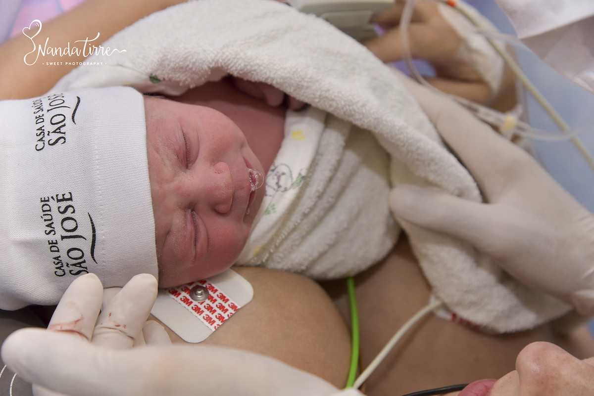 newborn-recem-nascido-bebê-baby-fotografia-fotógrafo-foto-book-ensaio-fotográfico-estúdio-nanda-tirre-photo-maternidade-perinatal-cssj-mãe-pai-grávida-gravidez-gestante-gestação-rio-de-janeiro-rj-parto-amamentação-photography-RJ-normal-cesárea-nascimento