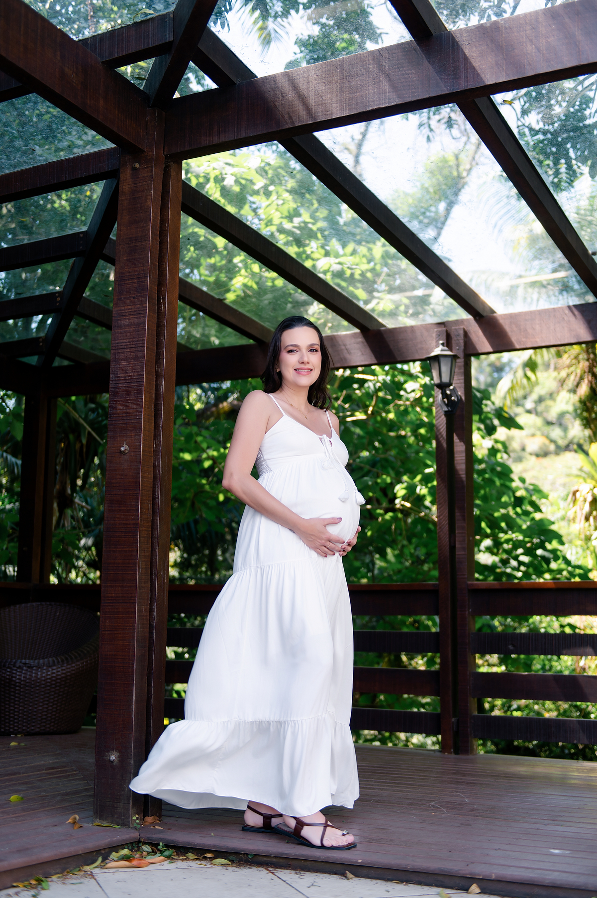 Grávida de perfil, vestido branco, em ensaio de fotos ao ar livre na serra do Rio de Janeiro