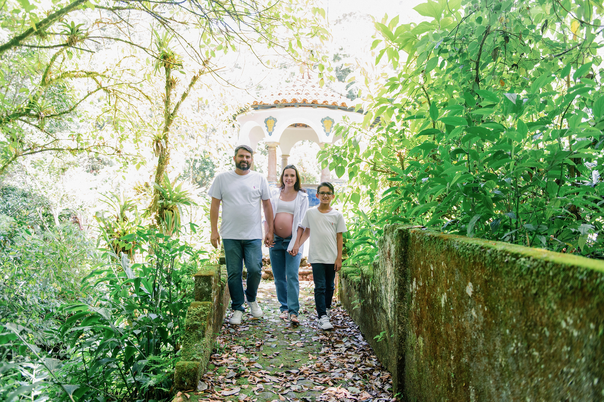 Família caminhando por trilha verde na Pousada Terê Parque, Teresópolis