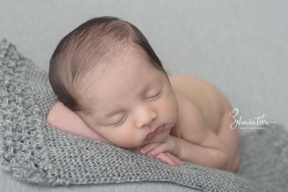 newborn-recem-nascido-bebê-baby-fotografia-fotógrafo-foto-book-ensaio-fotográfico-estúdio-nanda-tirre-photo-maternidade-perinatal-cssj-mãe-pai-grávida-gravidez-gestante-gestação-rio-de-janeiro-rj-parto-amamentação-photography-photographer-RJ-recém-nascido