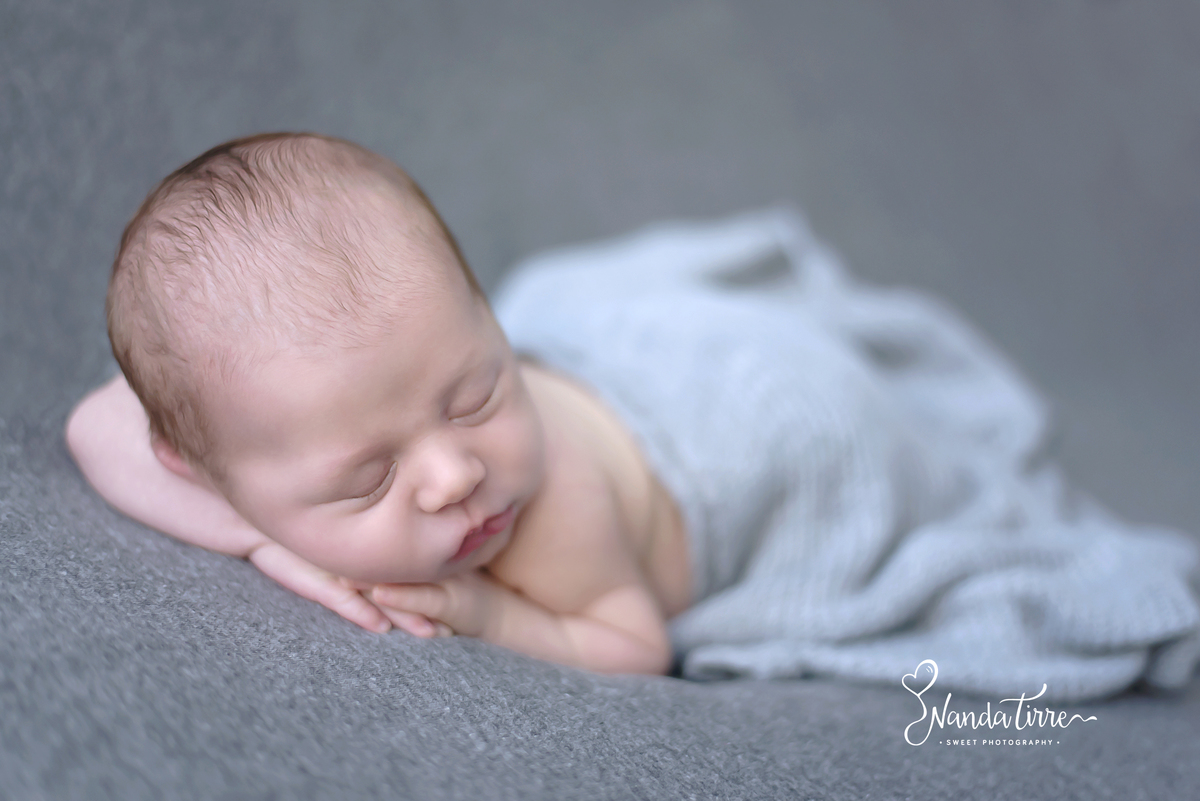 newborn-bebê-baby-fotografia-fotógrafo-foto-book-ensaio-fotográfico-estúdio-nanda-tirre-photo-maternidade-perinatal-cssj-mãe-pai-grávida-gravidez-gestante-gestação-rio-de-janeiro-rj-parto-amamentação-photography-photographer-RJ-recém-nascido-rio-recem