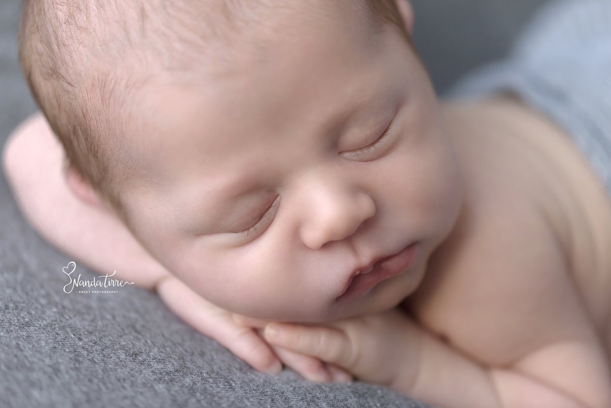 newborn-bebê-baby-fotografia-fotógrafo-foto-book-ensaio-fotográfico-estúdio-nanda-tirre-photo-maternidade-perinatal-cssj-mãe-pai-grávida-gravidez-gestante-gestação-rio-de-janeiro-rj-parto-amamentação-photography-photographer-RJ-recém-nascido-rio-recem