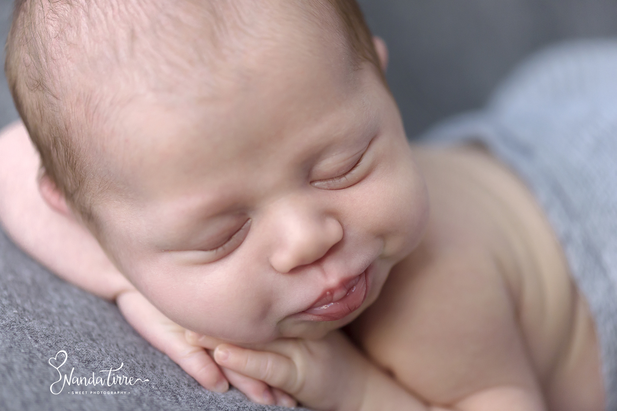 newborn-bebê-baby-fotografia-fotógrafo-foto-book-ensaio-fotográfico-estúdio-nanda-tirre-photo-maternidade-perinatal-cssj-mãe-pai-grávida-gravidez-gestante-gestação-rio-de-janeiro-rj-parto-amamentação-photography-photographer-RJ-recém-nascido-rio-recem