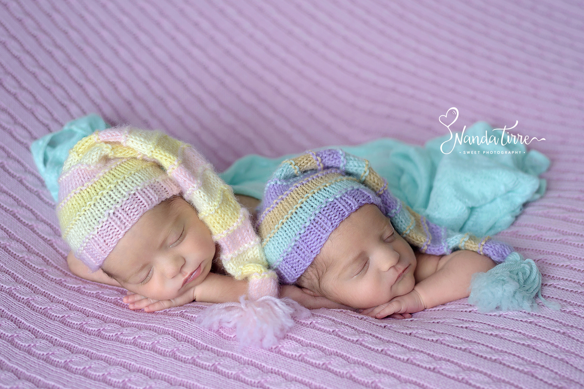 newborn-bebê-baby-fotografia-fotógrafo-foto-book-ensaio-fotográfico-estúdio-nanda-tirre-photo-maternidade-perinatal-cssj-mãe-pai-grávida-gravidez-gestante-gestação-rio-de-janeiro-rj-parto-amamentação-photography-photographer-RJ-recém-nascido-irmãos-gêmeos