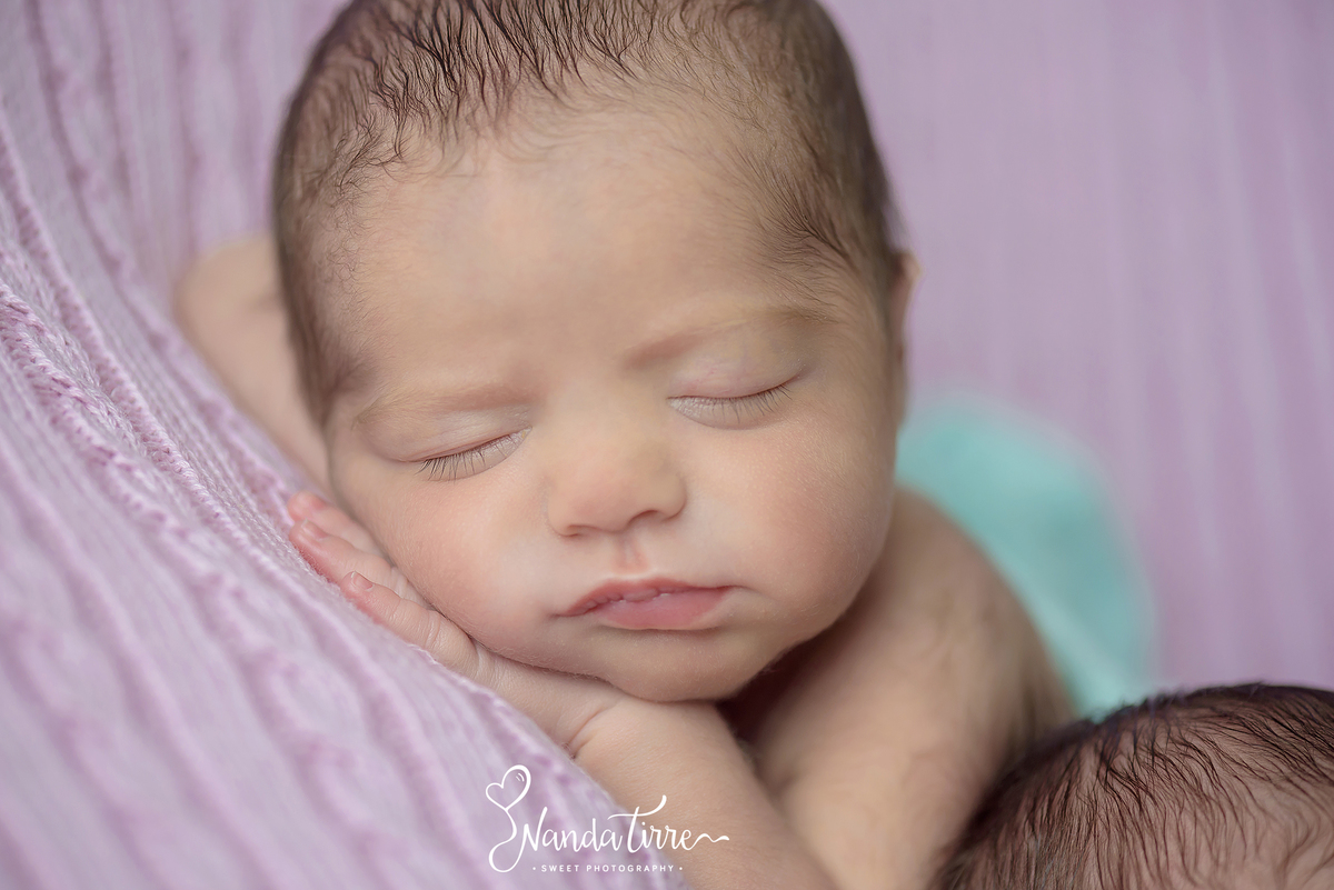 newborn-bebê-baby-fotografia-fotógrafo-foto-book-ensaio-fotográfico-estúdio-nanda-tirre-photo-maternidade-perinatal-cssj-mãe-pai-grávida-gravidez-gestante-gestação-rio-de-janeiro-rj-parto-amamentação-photography-photographer-RJ-recém-nascido-irmãos-gêmeos