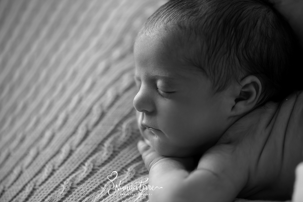newborn-bebê-baby-fotografia-fotógrafo-foto-book-ensaio-fotográfico-estúdio-nanda-tirre-photo-maternidade-perinatal-cssj-mãe-pai-grávida-gravidez-gestante-gestação-rio-de-janeiro-rj-parto-amamentação-photography-photographer-RJ-recém-nascido-irmãos-gêmeos