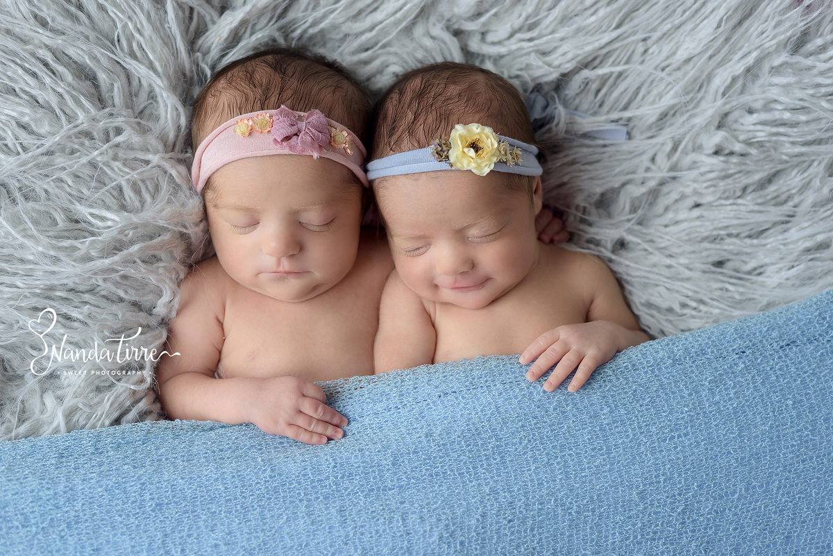 newborn-bebê-baby-fotografia-fotógrafo-foto-book-ensaio-fotográfico-estúdio-nanda-tirre-photo-maternidade-perinatal-cssj-mãe-pai-grávida-gravidez-gestante-gestação-rio-de-janeiro-rj-parto-amamentação-photography-photographer-RJ-recém-nascido-irmãos-gêmeos