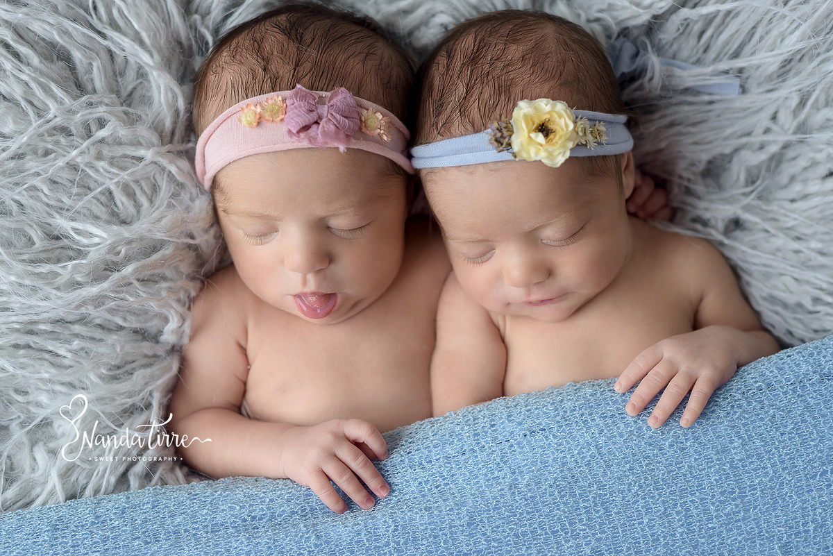 newborn-bebê-baby-fotografia-fotógrafo-foto-book-ensaio-fotográfico-estúdio-nanda-tirre-photo-maternidade-perinatal-cssj-mãe-pai-grávida-gravidez-gestante-gestação-rio-de-janeiro-rj-parto-amamentação-photography-photographer-RJ-recém-nascido-irmãos-gêmeos