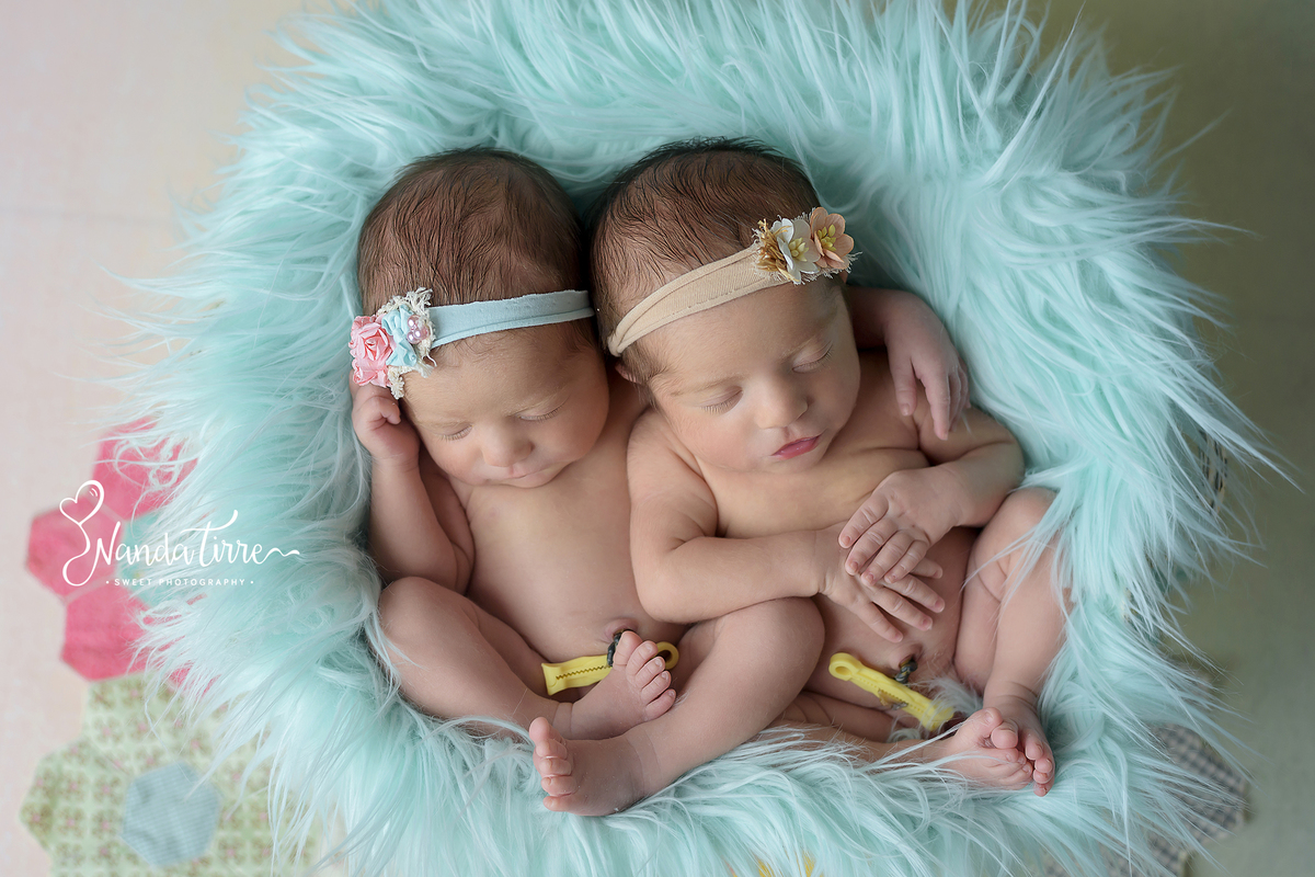 newborn-bebê-baby-fotografia-fotógrafo-foto-book-ensaio-fotográfico-estúdio-nanda-tirre-photo-maternidade-perinatal-cssj-mãe-pai-grávida-gravidez-gestante-gestação-rio-de-janeiro-rj-parto-amamentação-photography-photographer-RJ-recém-nascido-irmãos-gêmeos