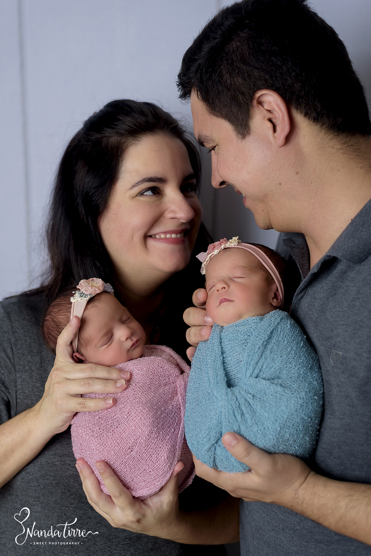 newborn-bebê-baby-fotografia-fotógrafo-foto-book-ensaio-fotográfico-estúdio-nanda-tirre-photo-maternidade-perinatal-cssj-mãe-pai-grávida-gravidez-gestante-gestação-rio-de-janeiro-rj-parto-amamentação-photography-photographer-RJ-recém-nascido-irmãos-gêmeos