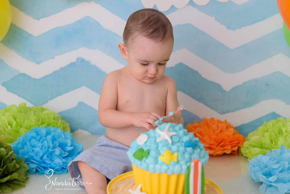 bebê-baby-fotografia-fotógrafo-foto-book-ensaio-fotográfico-estúdio-nanda-tirre-photo-criança-cake-smash-the-primeiro-aniversário-aninho-festa-mãe-pai-rio-de-janeiro-rj-doce-bolo-photography-photographer-RJ-um-1-parabéns-bagunça-sessão-splash-banho-comer