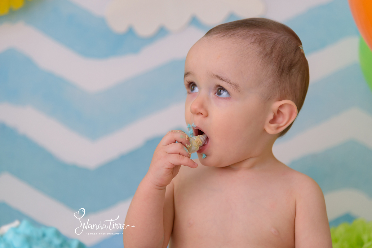 bebê-baby-fotografia-fotógrafo-foto-book-ensaio-fotográfico-estúdio-nanda-tirre-photo-criança-cake-smash-the-primeiro-aniversário-aninho-festa-mãe-pai-rio-de-janeiro-rj-doce-bolo-photography-photographer-RJ-um-1-parabéns-bagunça-sessão-splash-banho-comer