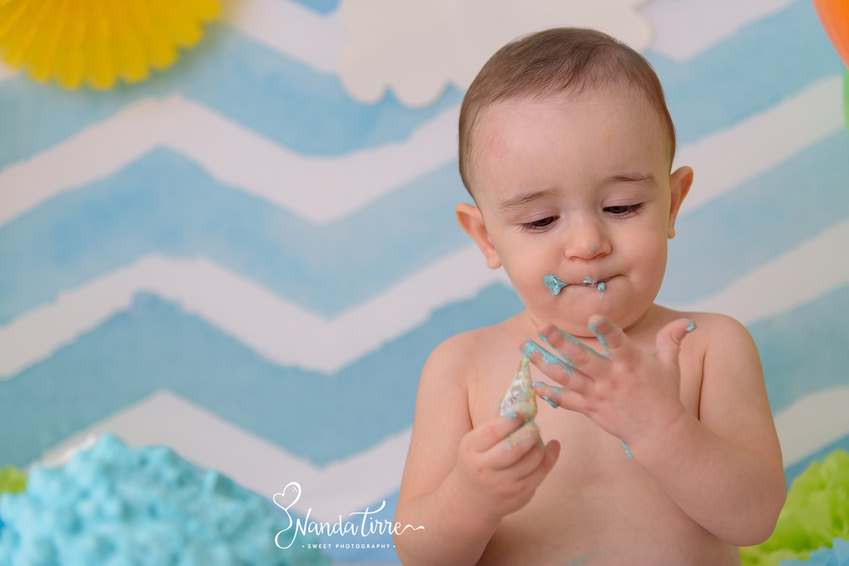 bebê-baby-fotografia-fotógrafo-foto-book-ensaio-fotográfico-estúdio-nanda-tirre-photo-criança-cake-smash-the-primeiro-aniversário-aninho-festa-mãe-pai-rio-de-janeiro-rj-doce-bolo-photography-photographer-RJ-um-1-parabéns-bagunça-sessão-splash-banho-comer