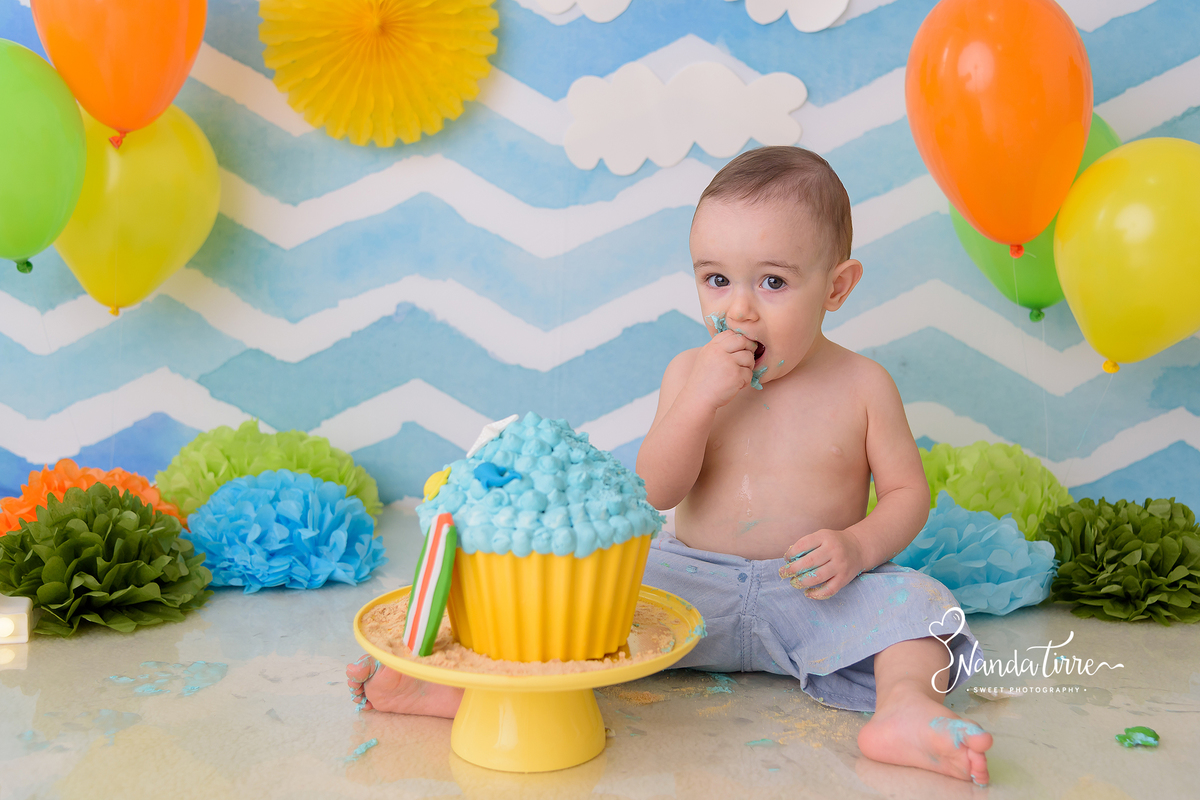 bebê-baby-fotografia-fotógrafo-foto-book-ensaio-fotográfico-estúdio-nanda-tirre-photo-criança-cake-smash-the-primeiro-aniversário-aninho-festa-mãe-pai-rio-de-janeiro-rj-doce-bolo-photography-photographer-RJ-um-1-parabéns-bagunça-sessão-splash-banho-comer