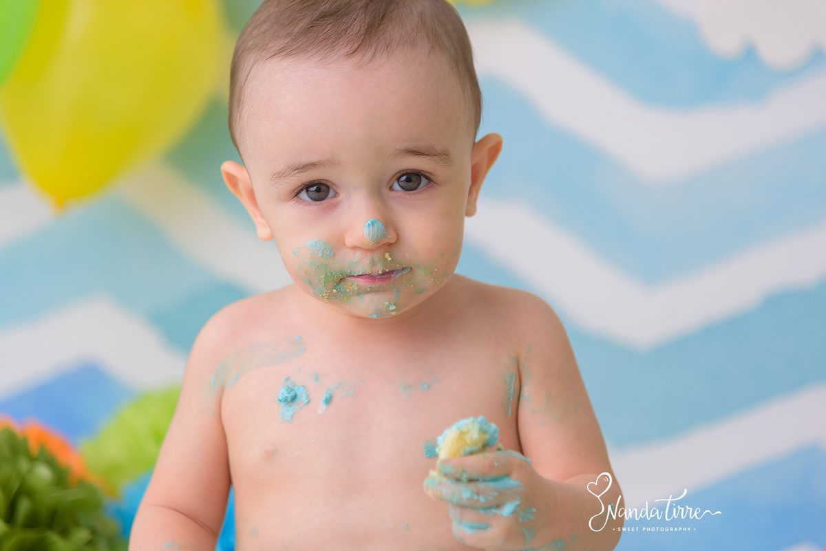 bebê-baby-fotografia-fotógrafo-foto-book-ensaio-fotográfico-estúdio-nanda-tirre-photo-criança-cake-smash-the-primeiro-aniversário-aninho-festa-mãe-pai-rio-de-janeiro-rj-doce-bolo-photography-photographer-RJ-um-1-parabéns-bagunça-sessão-splash-banho-comer