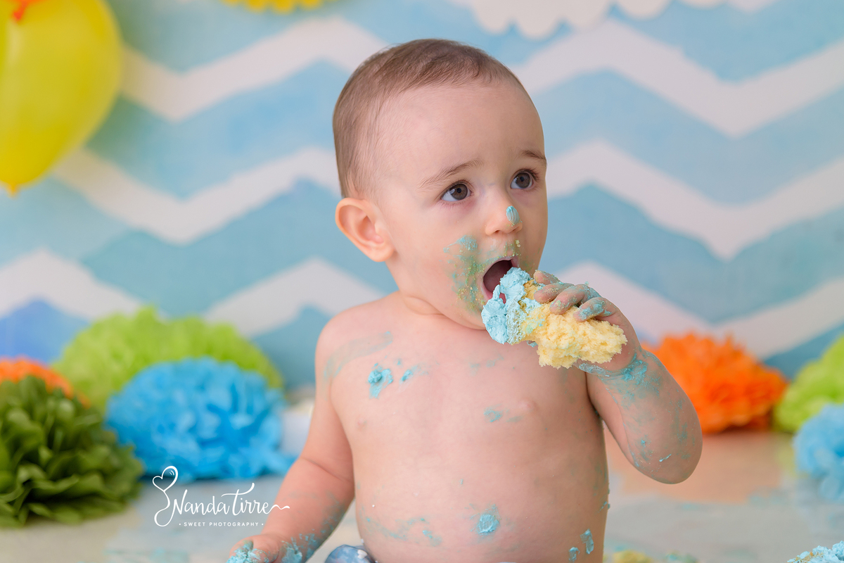 bebê-baby-fotografia-fotógrafo-foto-book-ensaio-fotográfico-estúdio-nanda-tirre-photo-criança-cake-smash-the-primeiro-aniversário-aninho-festa-mãe-pai-rio-de-janeiro-rj-doce-bolo-photography-photographer-RJ-um-1-parabéns-bagunça-sessão-splash-banho-comer