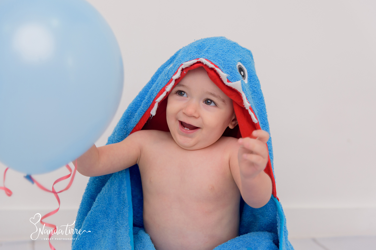 bebê-baby-fotografia-fotógrafo-foto-book-ensaio-fotográfico-estúdio-nanda-tirre-photo-criança-cake-smash-the-primeiro-aniversário-aninho-festa-mãe-pai-rio-de-janeiro-rj-doce-bolo-photography-photographer-RJ-um-1-parabéns-bagunça-sessão-splash-banho-comer