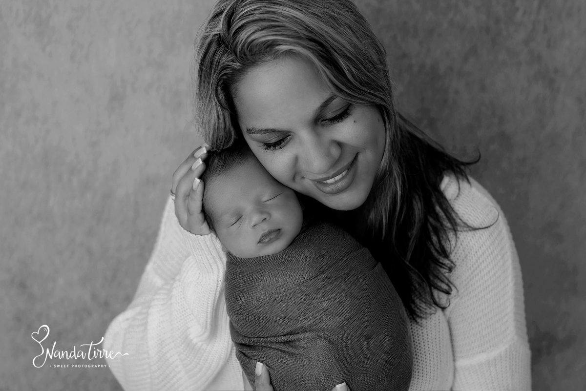 newborn-bebê-baby-fotografia-fotógrafo-foto-book-ensaio-fotográfico-estúdio-nanda-tirre-maternidade-perinatal-mãe-pai-grávida-gravidez-gestante-gestação-rio-de-janeiro-rj-parto-amamentação-RJ-recém-nascido-rio-recem-barra-da-tijuca-nascimento-fotos-nascer