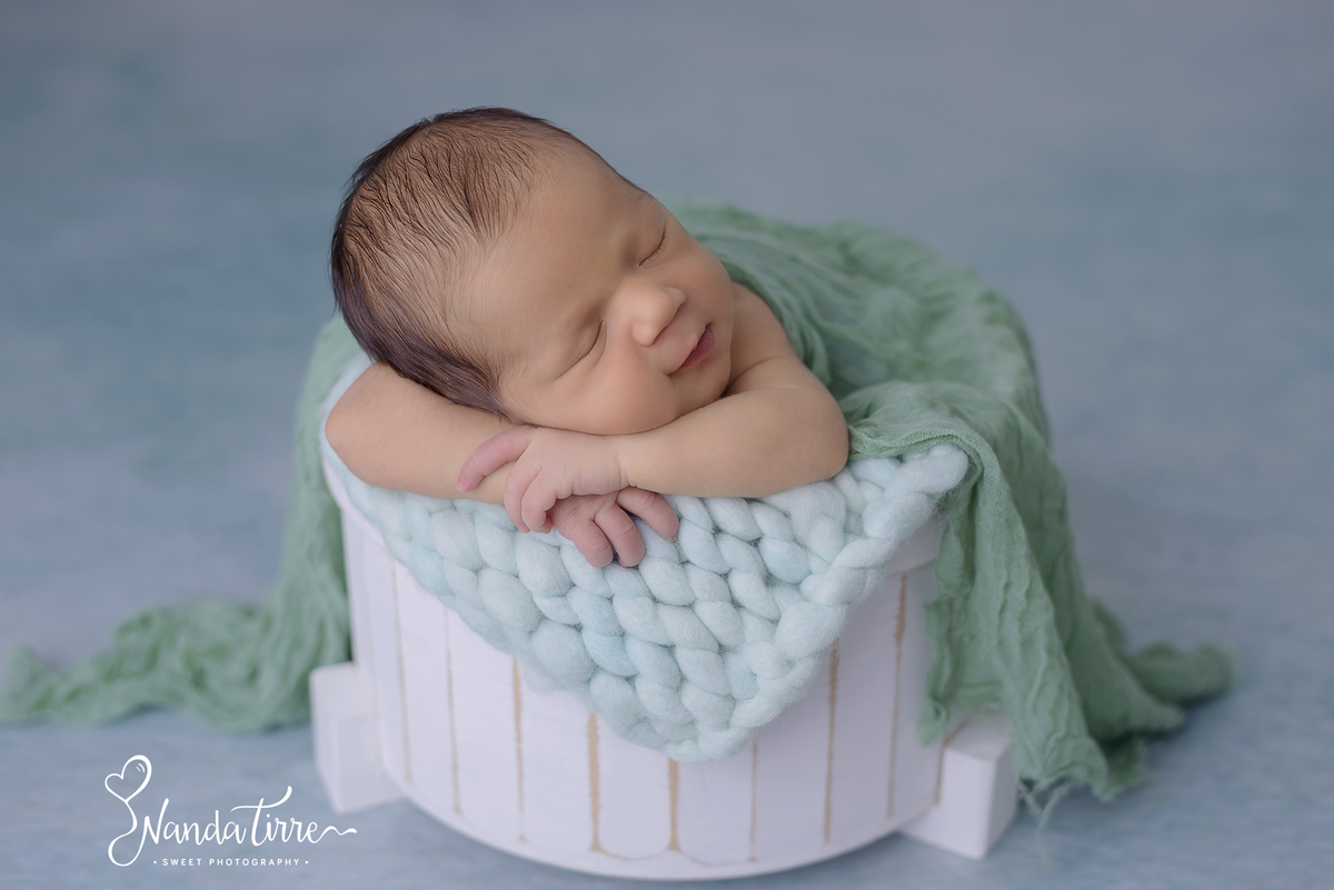 newborn-bebê-baby-fotografia-fotógrafo-foto-book-ensaio-fotográfico-estúdio-nanda-tirre-maternidade-perinatal-mãe-pai-grávida-gravidez-gestante-gestação-rio-de-janeiro-rj-parto-amamentação-RJ-recém-nascido-rio-recem-barra-da-tijuca-nascimento-fotos-nascer