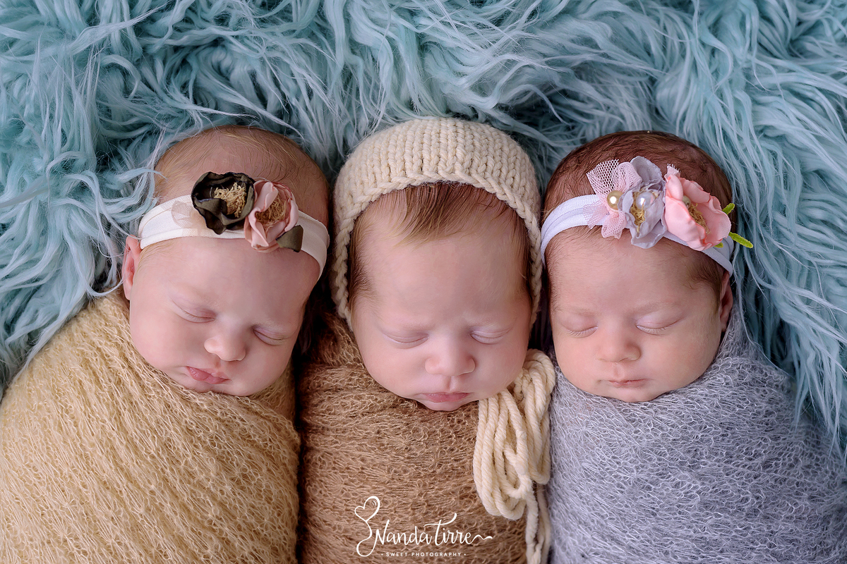 newborn-bebê-baby-fotografia-fotógrafo-foto-book-ensaio-fotográfico-estúdio-nanda-tirre-maternidade-perinatal-mãe-pai-grávida-gravidez-gestante-gestação-rio-de-janeiro-rj-parto-RJ-recém-nascido-rio-recem-barra-da-tijuca-nascimento-fotos-trigemeos-gemeos