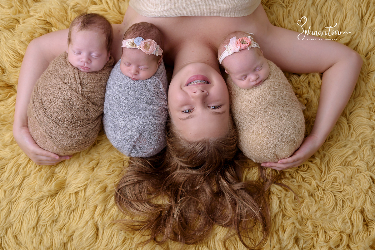 newborn-bebê-baby-fotografia-fotógrafo-foto-book-ensaio-fotográfico-estúdio-nanda-tirre-maternidade-perinatal-mãe-pai-grávida-gravidez-gestante-gestação-rio-de-janeiro-rj-parto-RJ-recém-nascido-rio-recem-barra-da-tijuca-nascimento-fotos-trigemeos-gemeos
