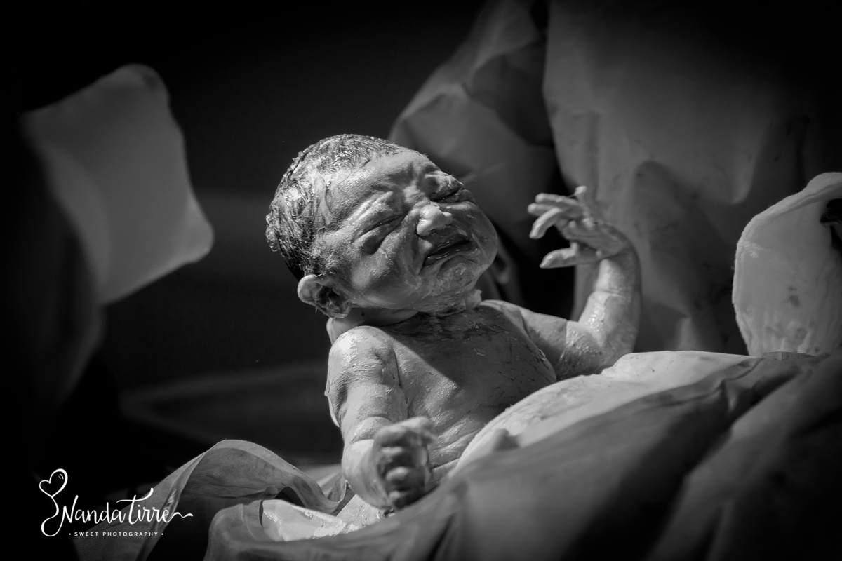 newborn-recem-nascido-bebê-baby-fotografia-fotógrafo-foto-book-ensaio-fotográfico-estúdio-nanda-tirre-photo-maternidade-perinatal-cssj-mãe-pai-grávida-gravidez-gestante-gestação-rio-de-janeiro-rj-parto-amamentação-photography-RJ-normal-cesárea-nascimento