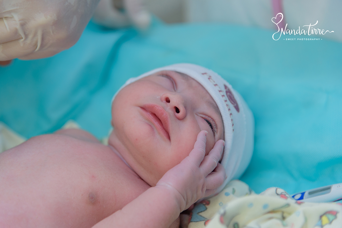 newborn-recem-nascido-bebê-baby-fotografia-fotógrafo-foto-book-ensaio-fotográfico-estúdio-nanda-tirre-photo-maternidade-perinatal-cssj-mãe-pai-grávida-gravidez-gestante-gestação-rio-de-janeiro-rj-parto-amamentação-photography-RJ-normal-cesárea-nascimento