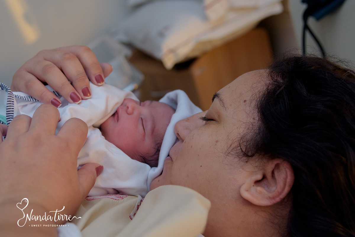 newborn-recem-nascido-bebê-baby-fotografia-fotógrafo-foto-book-ensaio-fotográfico-estúdio-nanda-tirre-photo-maternidade-perinatal-cssj-mãe-pai-grávida-gravidez-gestante-gestação-rio-de-janeiro-rj-parto-amamentação-photography-RJ-normal-cesárea-nascimento
